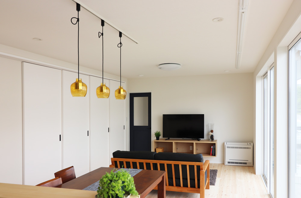 間仕切りを占めた状態のリビング