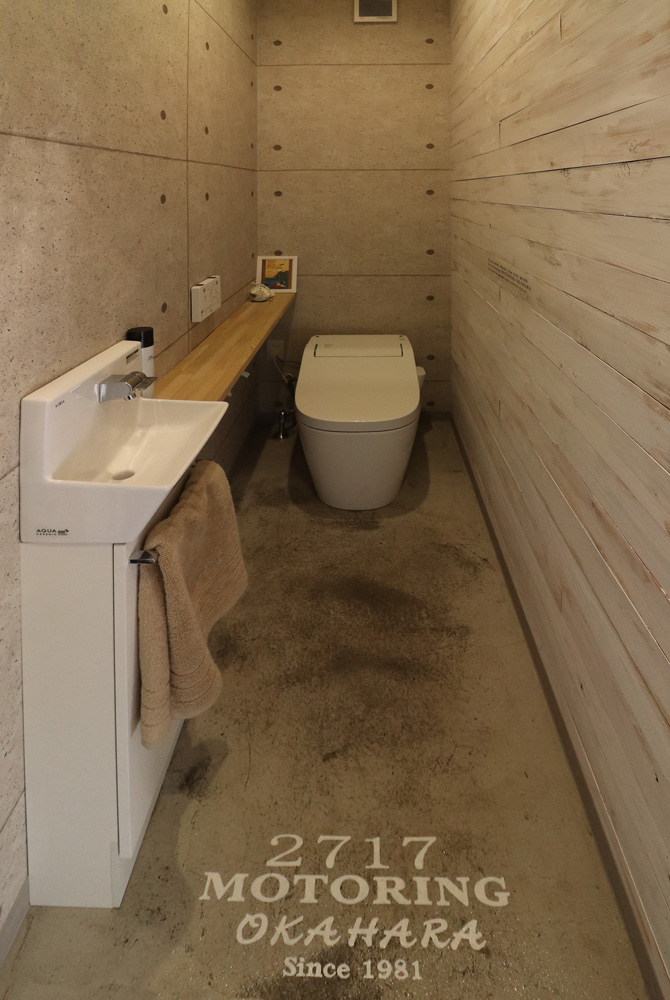 トイレの床にロゴ