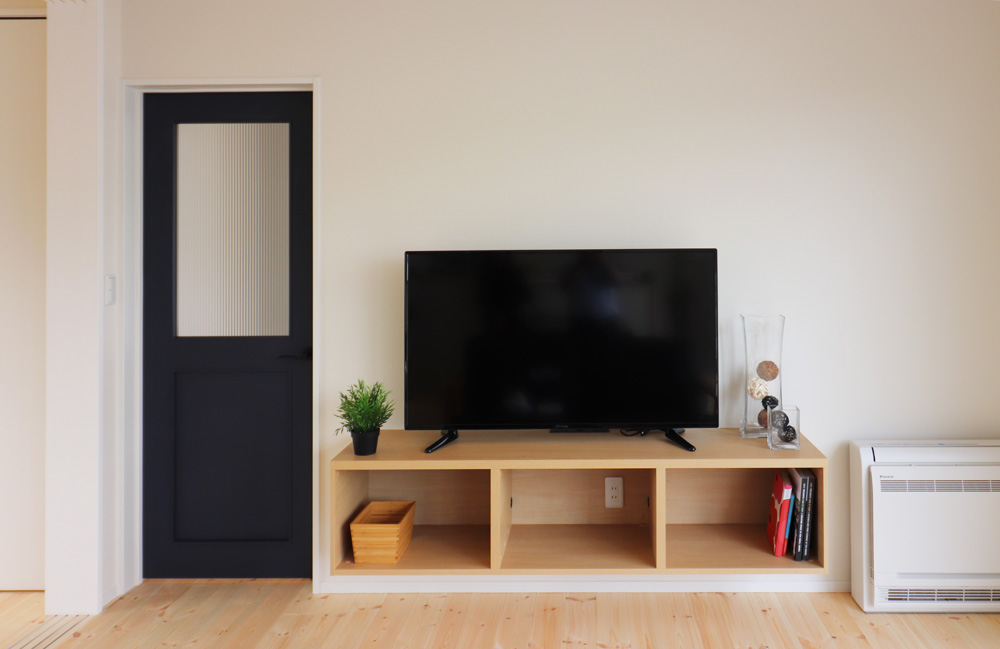 収納をちょっと持ち上げる